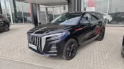 Hongqi HS3 сбоку спереди у дилера у автосалона тест мишина