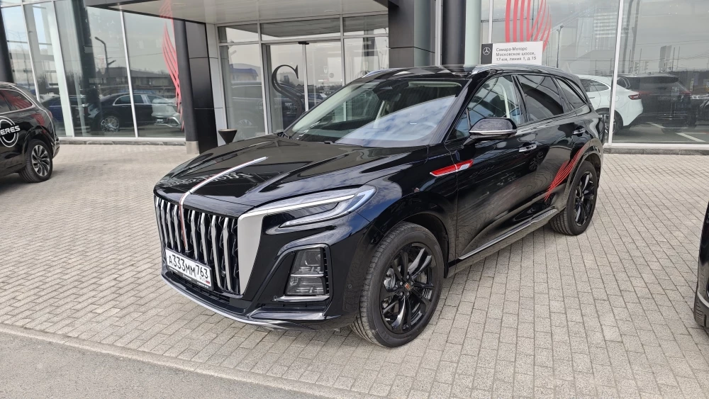 Hongqi HS3 сбоку спереди у дилера у автосалона тест мишина