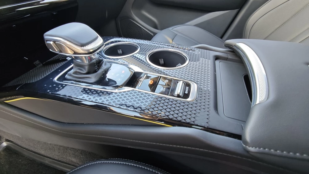 Hongqi HS3 тест мишина салон интерьер тоннель селектор