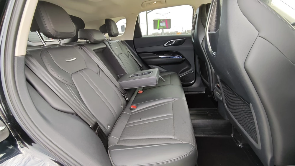 Hongqi HS3 тест мишина салон интерьер сиденья второй ряд