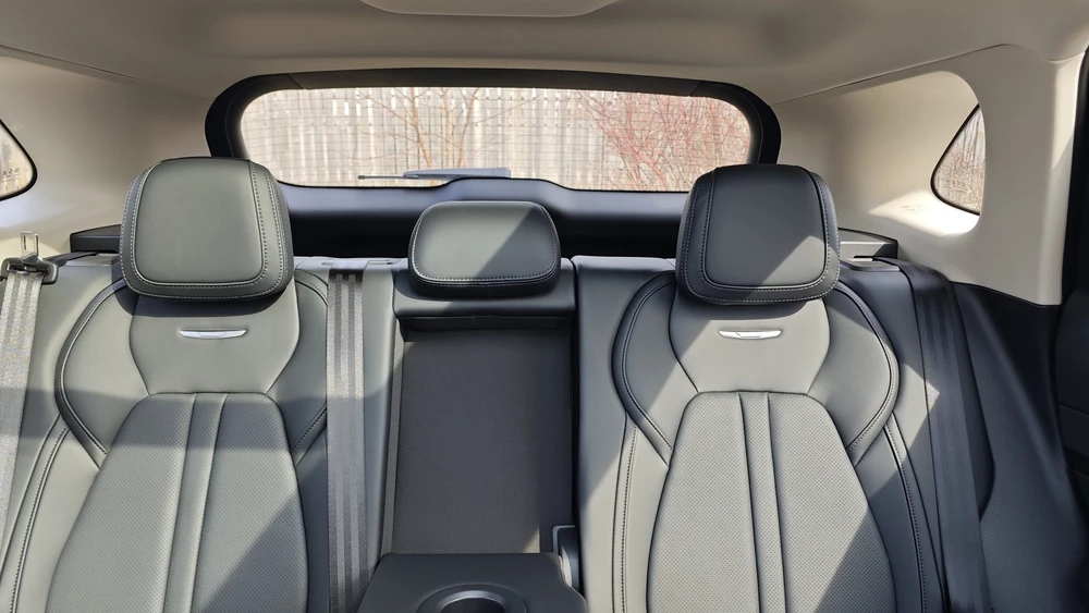 Hongqi HS3 тест мишина салон интерьер вид в зеркало сиденья заднее окно