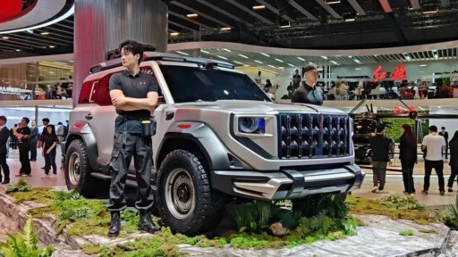 Концептуальный внедорожник Hongqi сбоку спереди шанхай шанхайский автосалон 2025