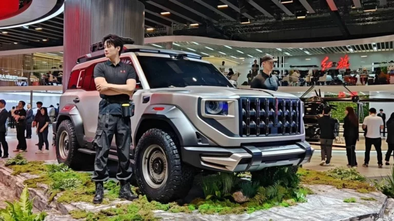 Концептуальный внедорожник Hongqi сбоку спереди шанхай шанхайский автосалон 2025