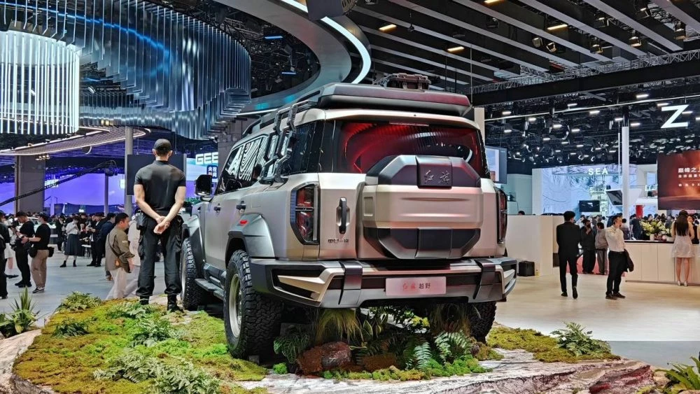 Концептуальный внедорожник Hongqi сбоку сзади шанхай шанхайский автосалон 2025