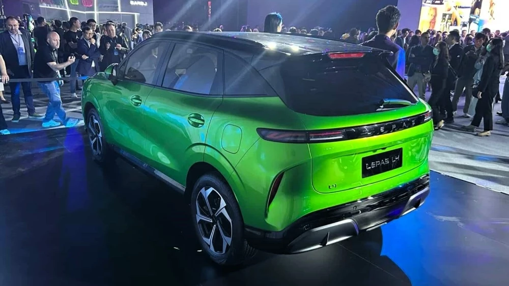 Кроссовер Lepas L4 сбоку сзади в Китае