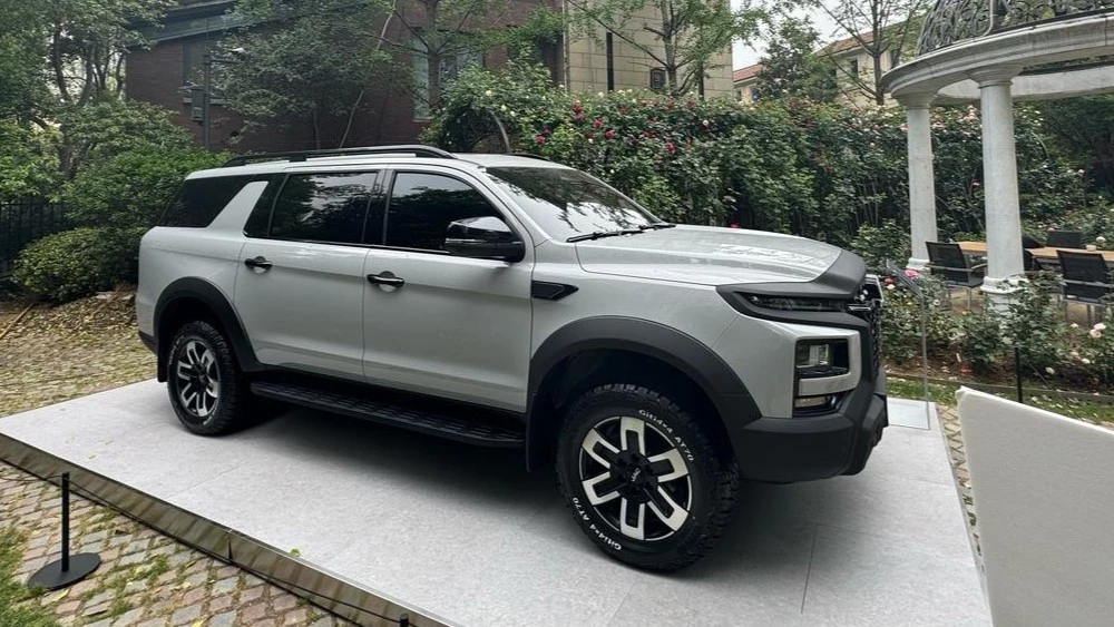 Внедорожник JAC JS9 сбоку