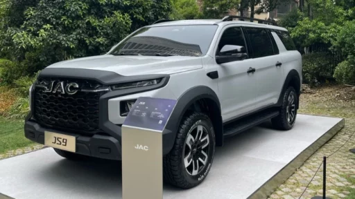 Внедорожник JAC JS9 сбоку спереди