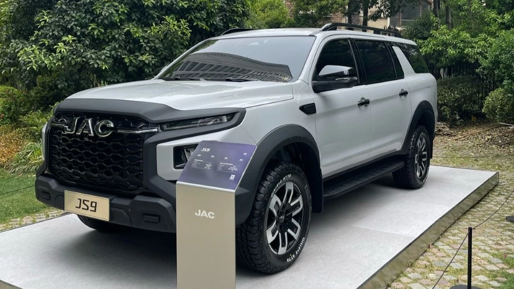JAC представил внедорожник JS9. Новинка появится в России до конца года Внедорожник JAC JS9 сбоку спереди
