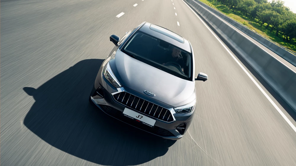 JAC J7 в динамике спереди сверху