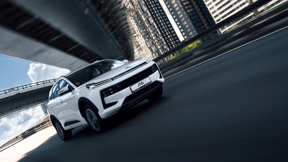 JAC JS6 в динамике спереди сбоку