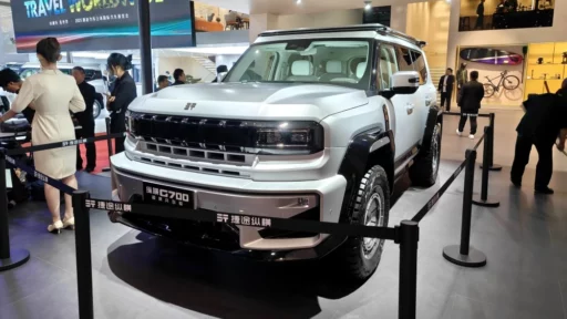 Внедорожник Jetour Zongheng G700 Super Mirror сбоку спереди