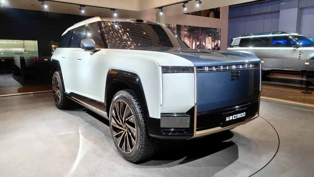 Внедорожник Jetour Zongheng G900 Ultimate сбоку спереди