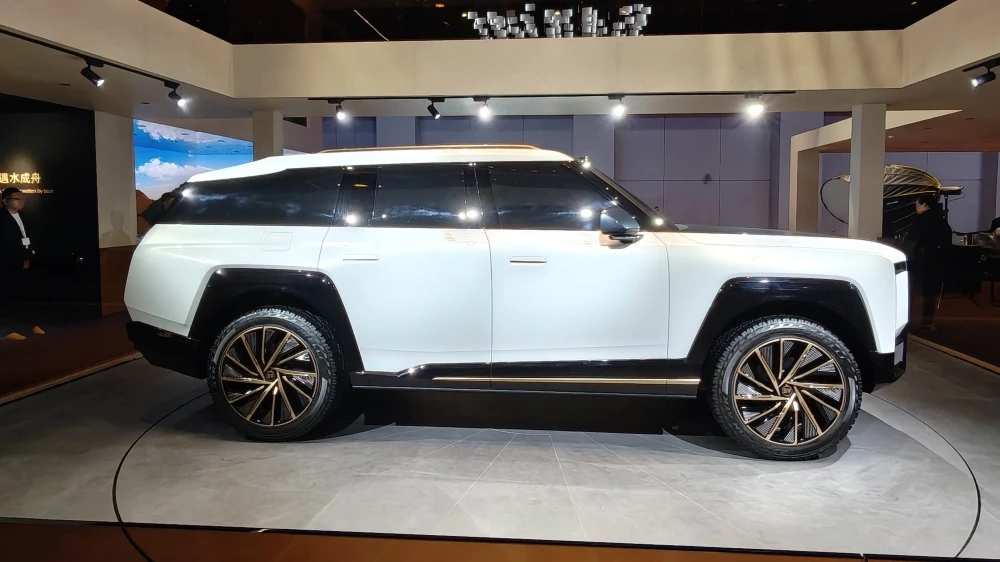 Внедорожник Jetour Zongheng G900 Ultimate сбоку