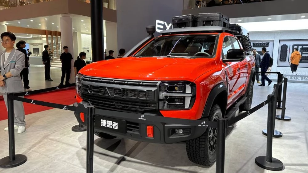 Пикап Jetour Jiexiangzhe сбоку спереди Шанхай Шанхайский автосалон 2025