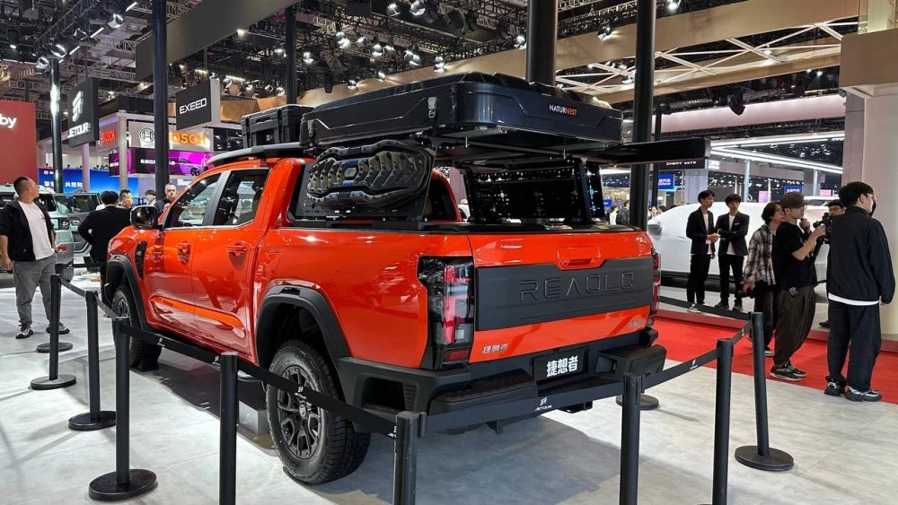 Пикап Jetour Jiexiangzhe сбоку сзади Шанхай Шанхайский автосалон 2025