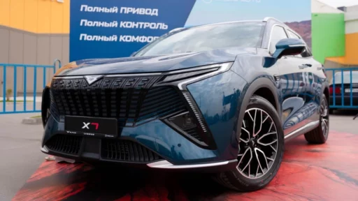 Полноприводный Kaiyi X7 сбоку спереди в Казахстане