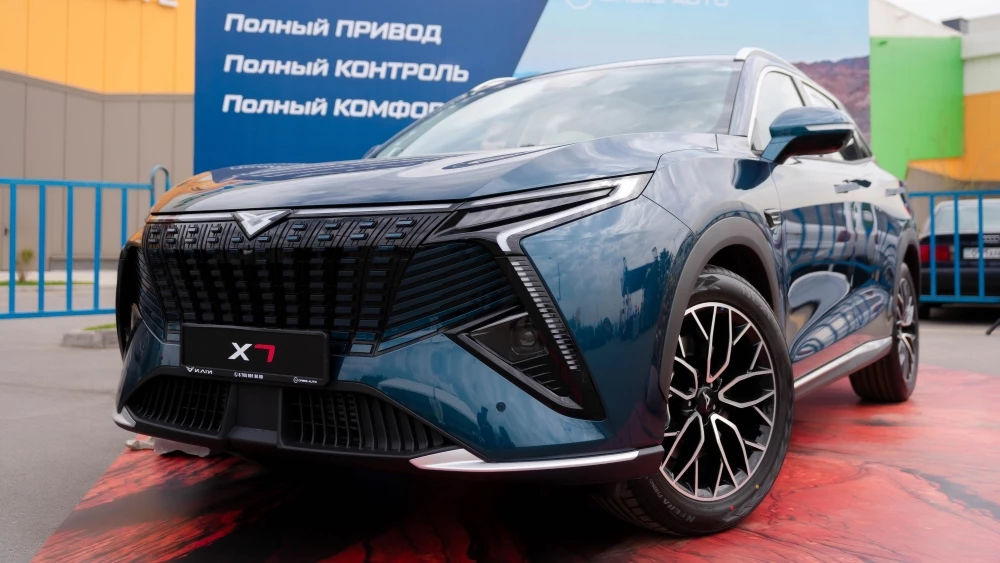 Полноприводный Kaiyi X7 сбоку спереди в Казахстане