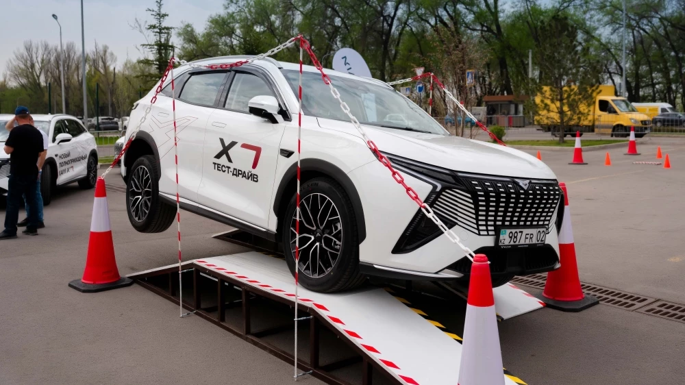 Презентация полноприводного Kaiyi X7 в Казахстане сбоку спереди вывешивание