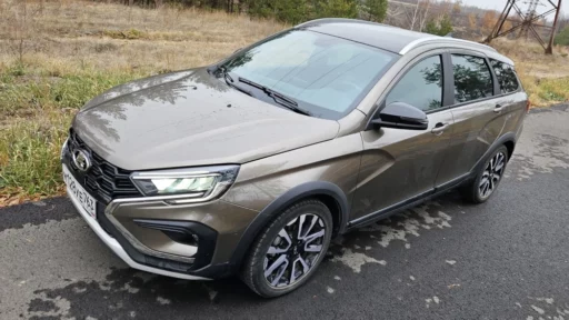 Lada Vesta SW Cross сбоку спереди