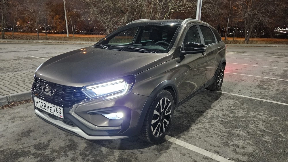 Lada Vesta SW Cross спереди сбоку ночной свет фары