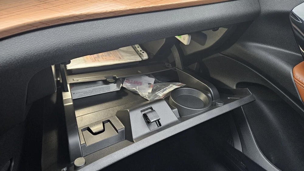 Lada Vesta SW Cross салон интерьер бардачок подстаканник