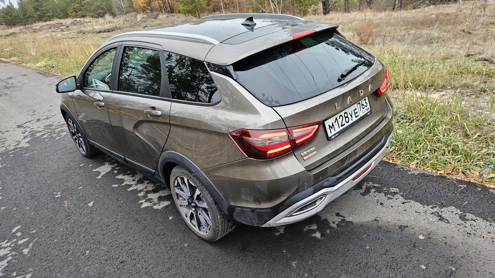 Lada Vesta SW Cross сзади сбоку