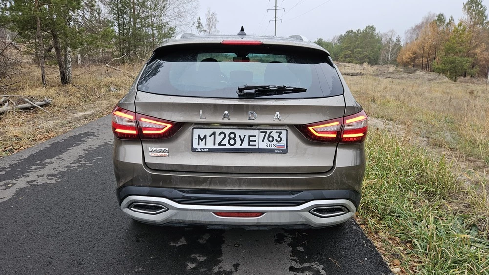 Lada Vesta SW Cross сзади