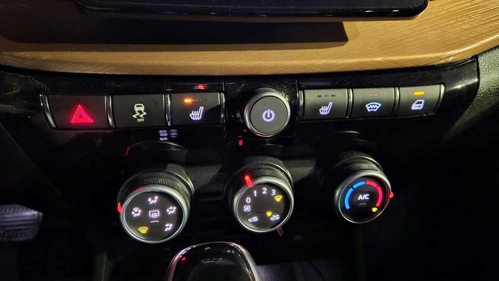 Lada Vesta SW Cross салон интерьер климат-контроль кнопки