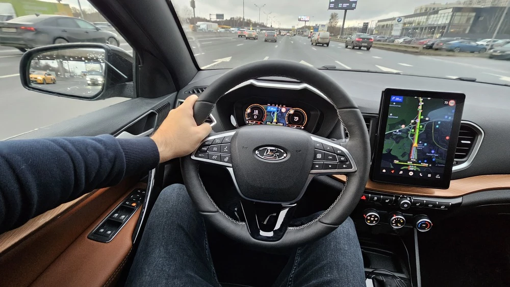 Lada Vesta SW Cross салон интерьер водитель за рулем