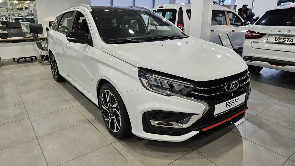 Lada Vesta SW Cross спереди сбоку