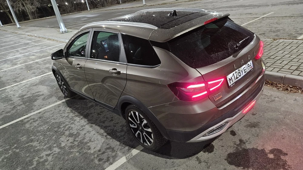 Lada Vesta SW Cross спереди сбоку сзади ночной свет фонари