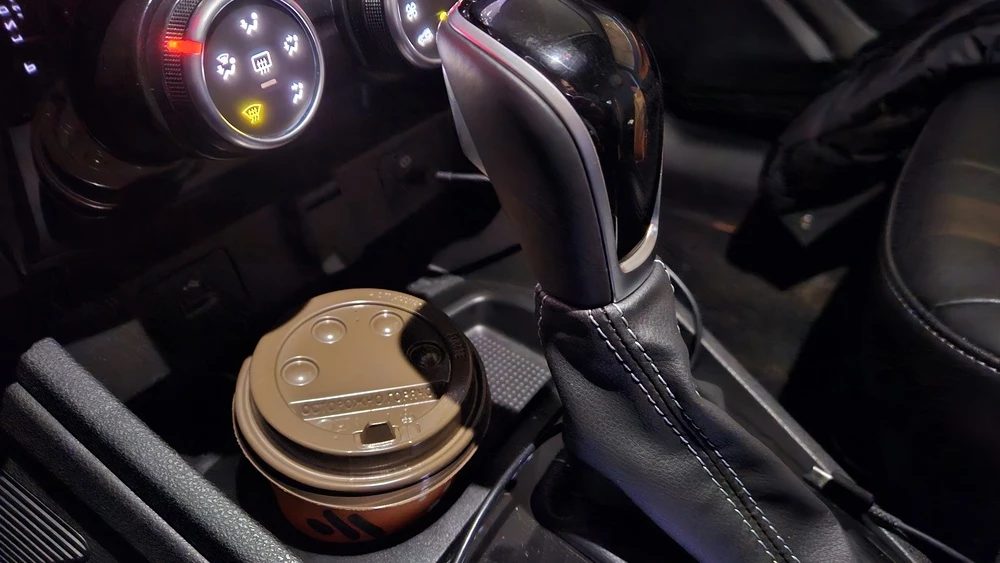 Lada Vesta SW Cross салон интерьер тоннель селектор подстаканник