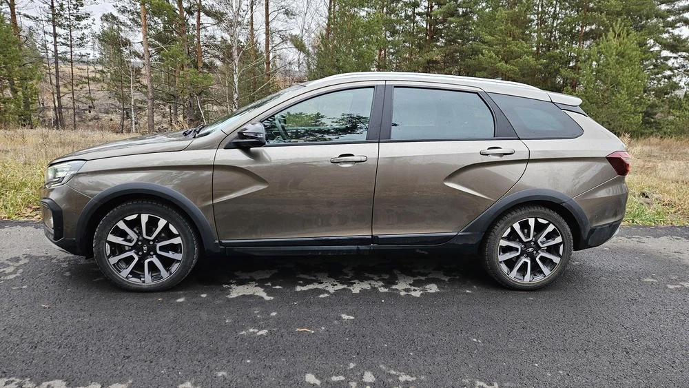 Lada Vesta SW Cross сбоку