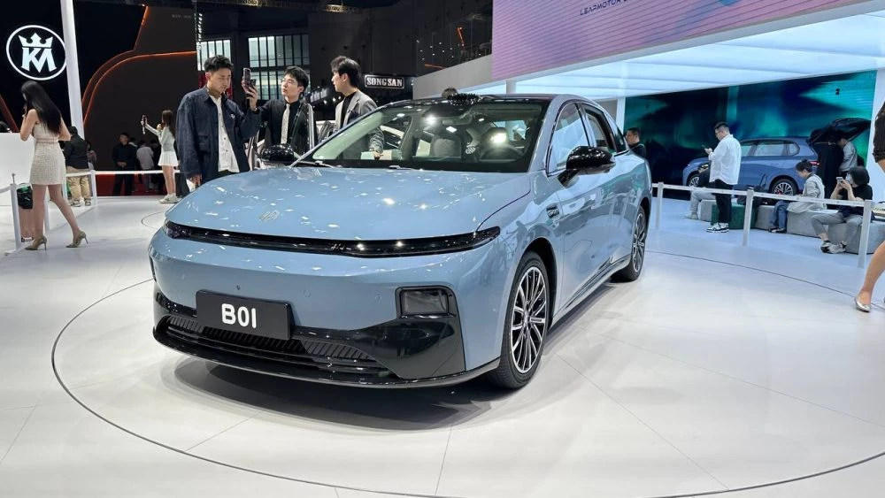 Leapmotor B01 сбоку спереди шанхай автосалон шанхайский