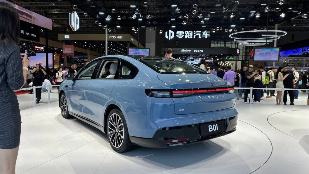 Leapmotor B01 сбоку сзади шанхай автосалон шанхайский