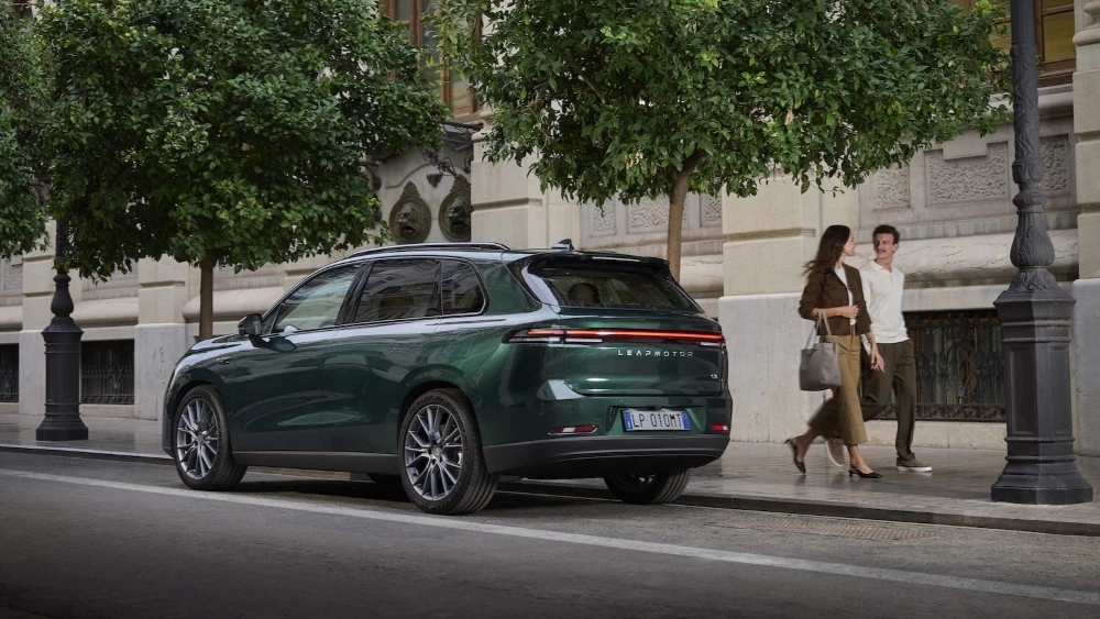 Кроссовер Leapmotor C16 сбоку сзади в городе
