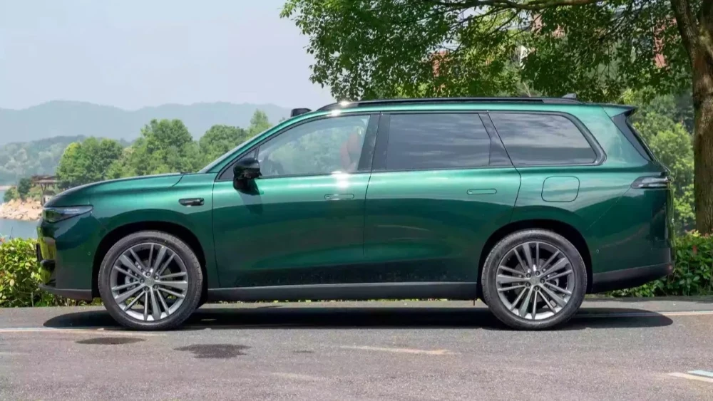 Кроссовер Leapmotor C16 сбоку