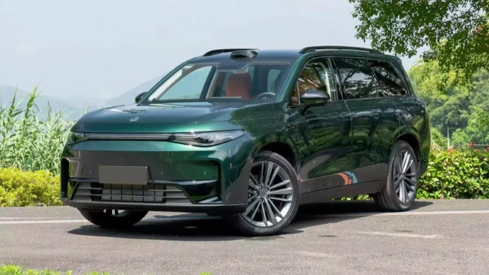 Кроссовер Leapmotor C16 сбоку спереди