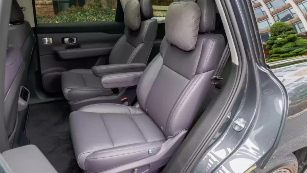 Кроссовер Leapmotor C16 салон интерьер второй ряд