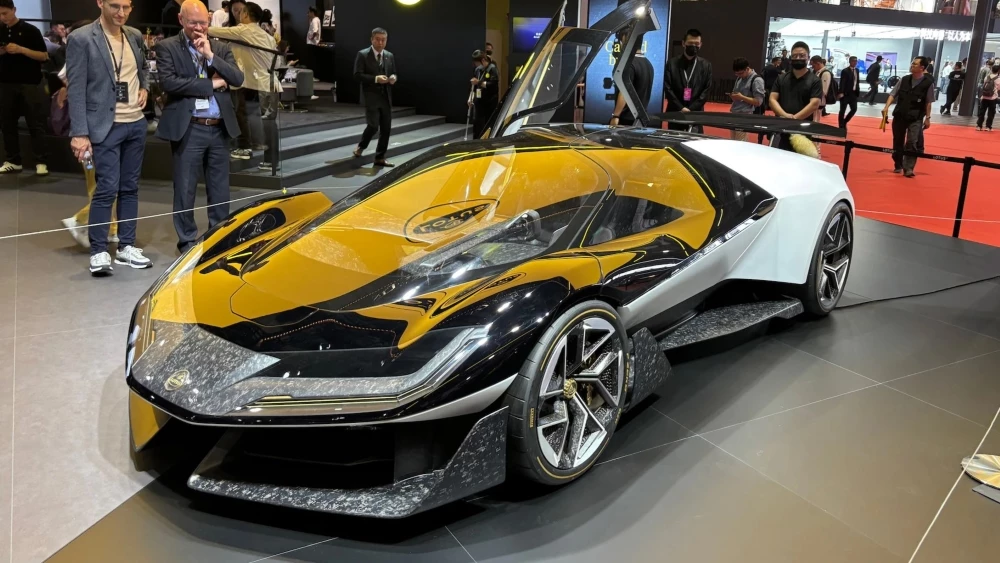 Гиперкар Lotus шанхай 2025 сбоку спереди