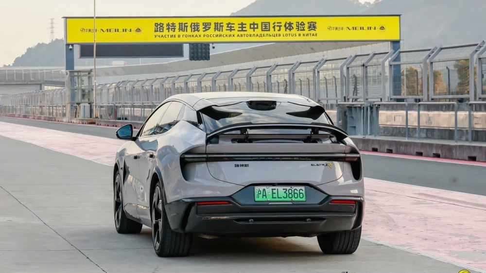 lotus eletre кроссовер серый сбоку сзади электромобиль