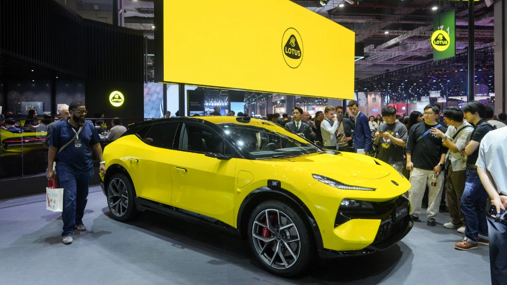 lotus eletre кроссовер желтый сбоку спереди электрический шанхайский автосалон