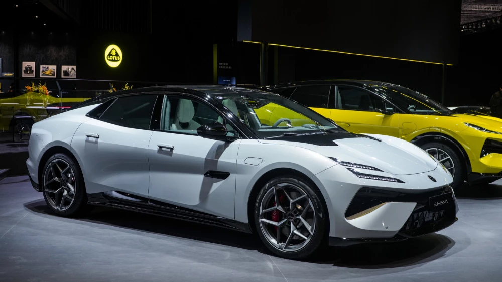 lotus emeya сбоку спереди седан электромобиль шанхайский автосалон 2025
