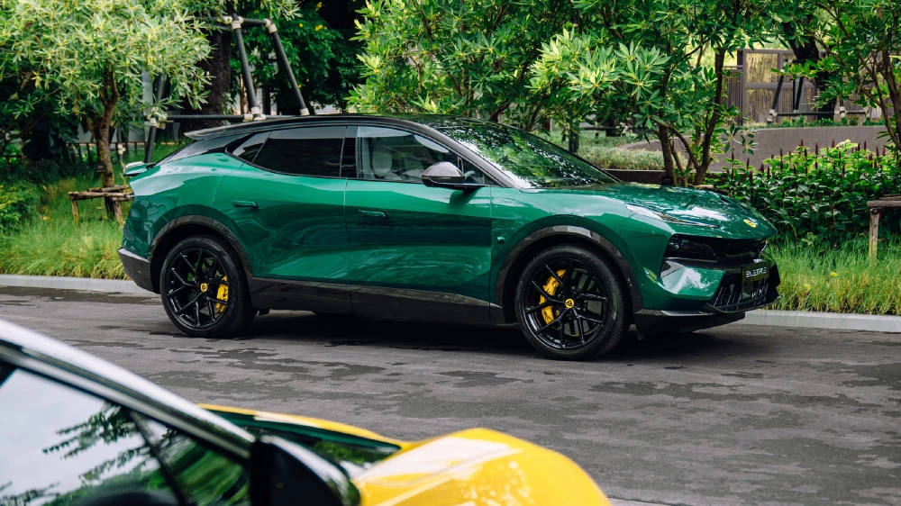 lotus eletre кроссовер зеленый сбоку спереди электромобиль