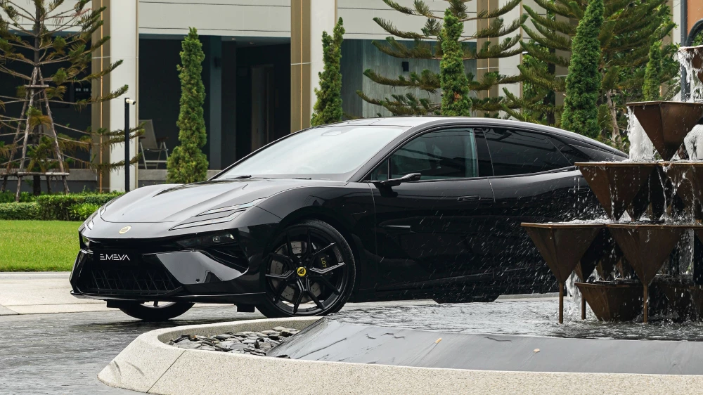lotus emeya сбоку спереди седан черный электромобиль