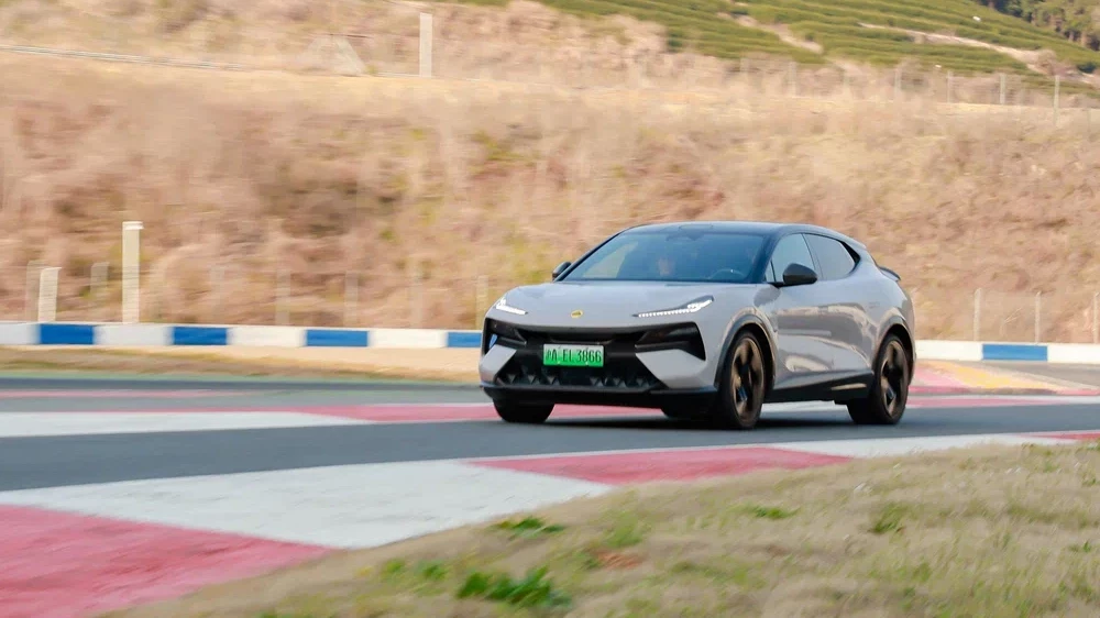 lotus eletre кроссовер серый сбоку спереди электромобиль