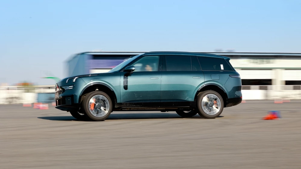 Lynk & Co 900 сбоку в динамике