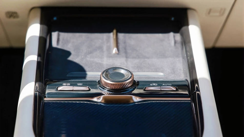 Lynk & Co 900 салон интерьер тоннель селектор зарядки шайба