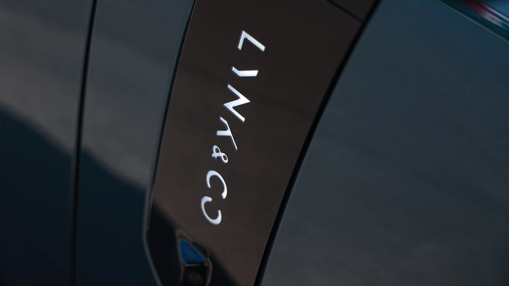 Lynk & Co 900 двери логотип