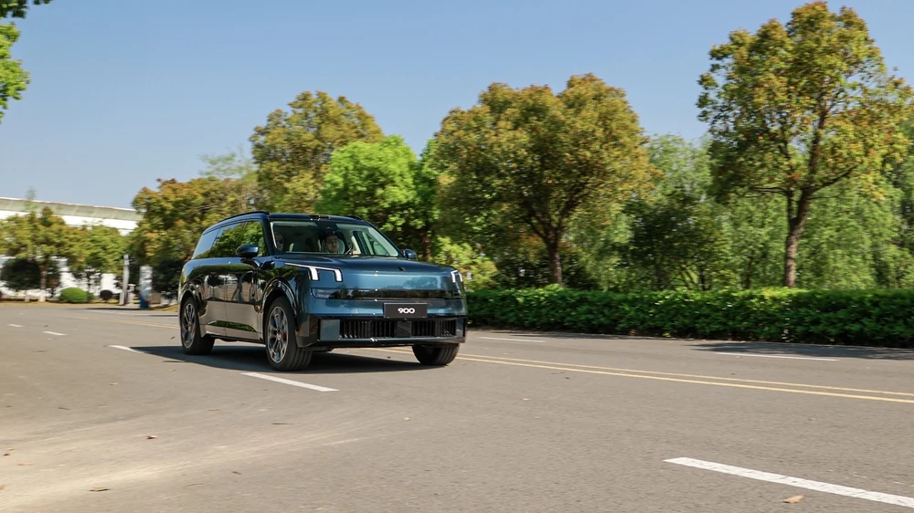 Lynk & Co 900 сбоку спереди в динамике